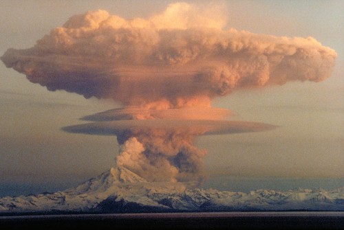 Ascending eruption cloud from Mount Redoubt in 1989. The Alaskan volcano is primed to erupt again.
